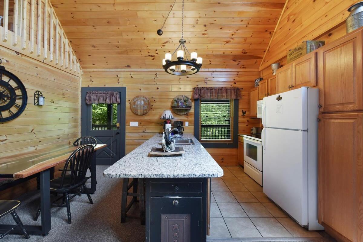 Ryes And Shine Bootlegger'S Cabin! Hot Tub* Pool* Arcade* Billiards *Ev * Pet Friendly Sevierville Luaran gambar